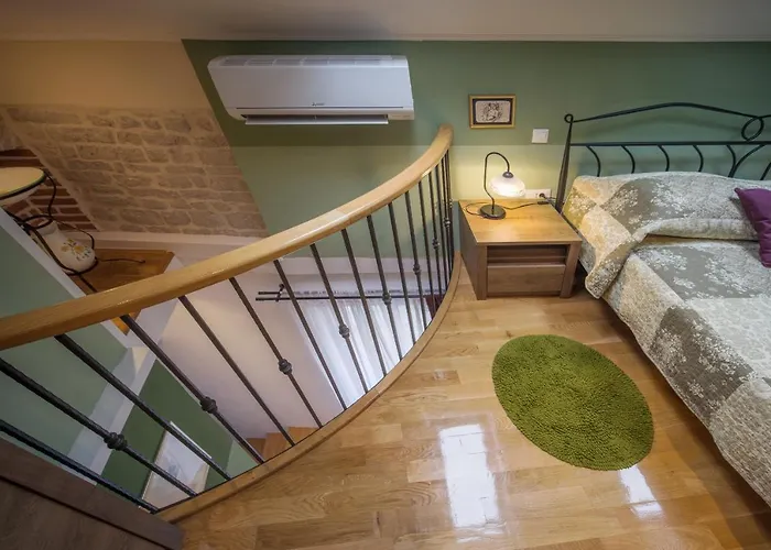 Olive Grove Of - With Gallery 希贝尼克